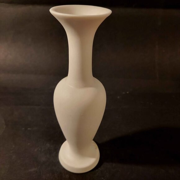 Fenton Custard Satin Glass Bud Vase Signed By Artist - Picture 2 of 7